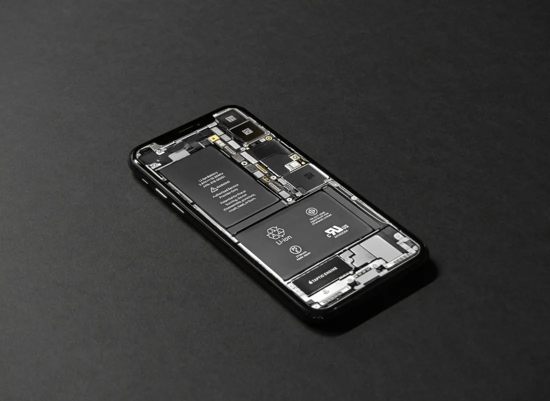 Celular aberto mostrando a placa e a bateria