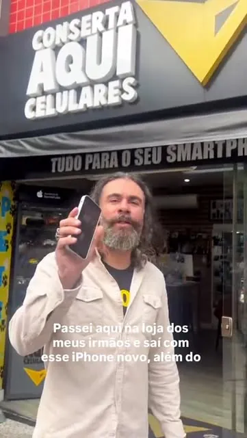 Cliente saindo da loja com um iPhone novo
