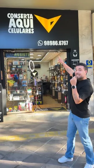 Loja da Cristóvão Colombo com o WhatsApp no letreiro