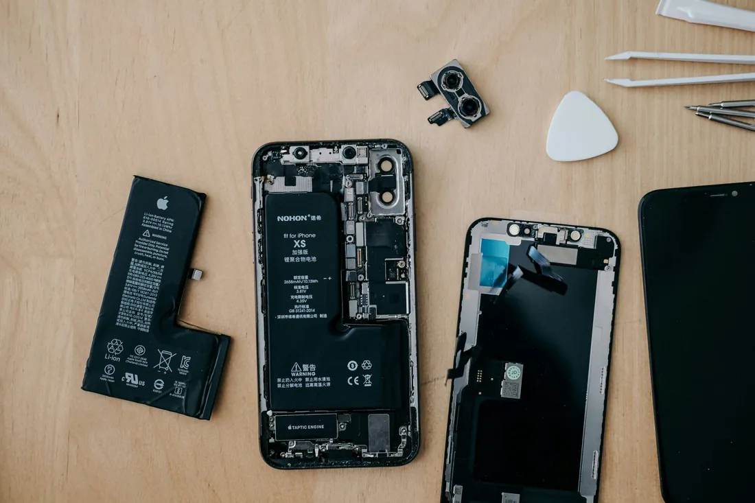 Peças de um iPhone desmontado na bancada